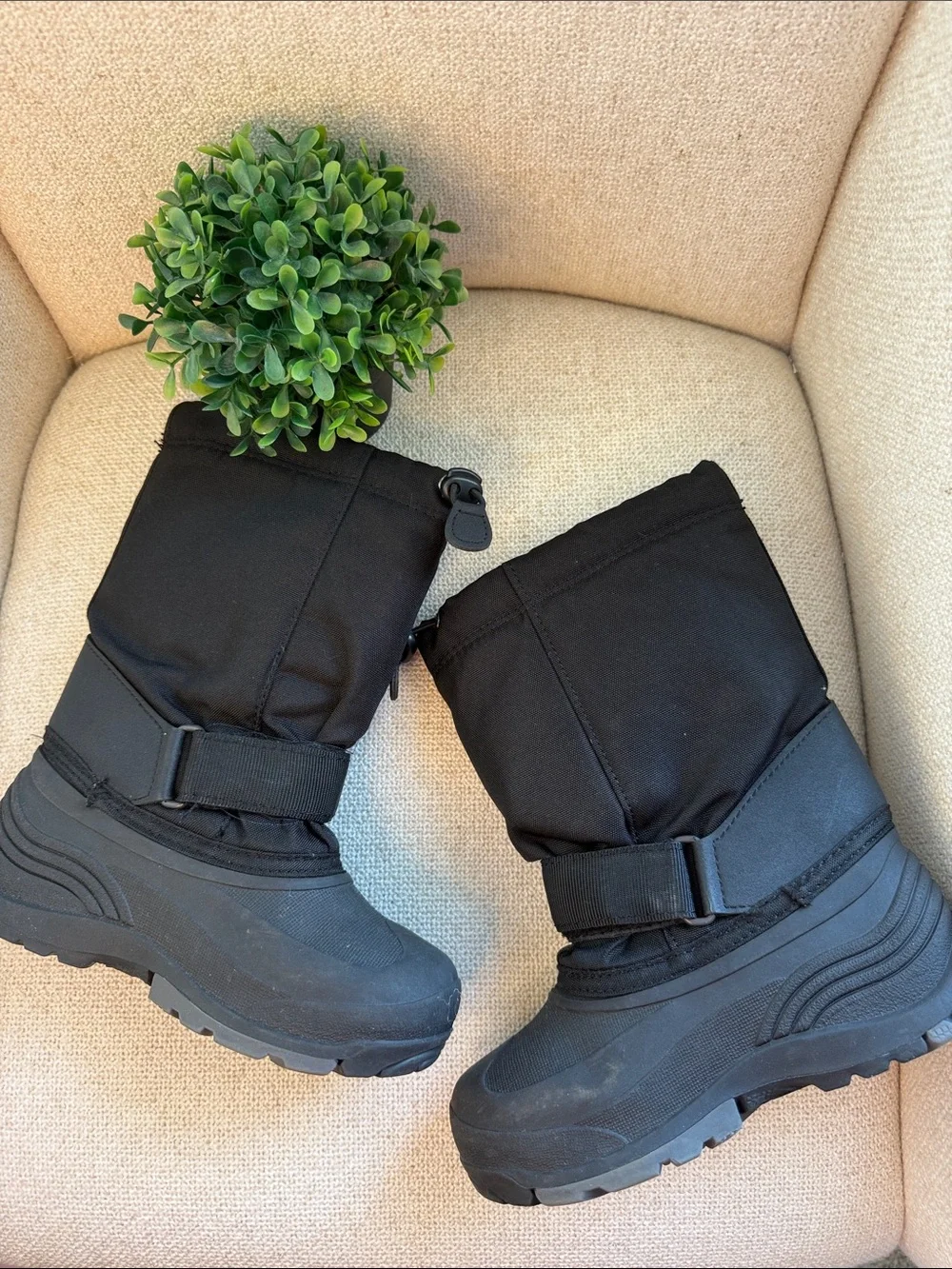Kamik Black Kids Snow Boots with Hook-and-Loop Strap size 1